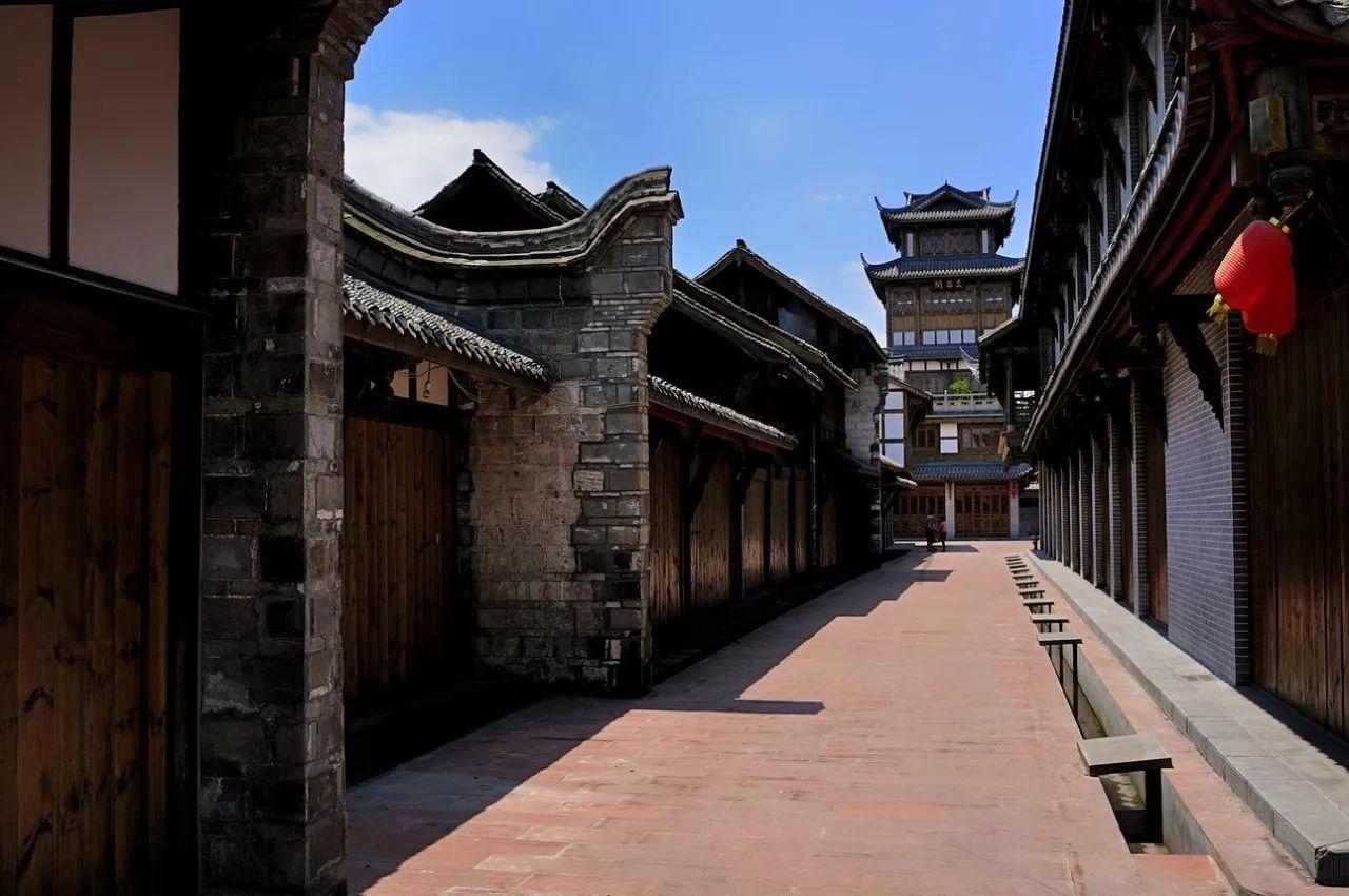 将清明上河图放后，看出一尴尬场景，树下睡觉小伙在干什么
